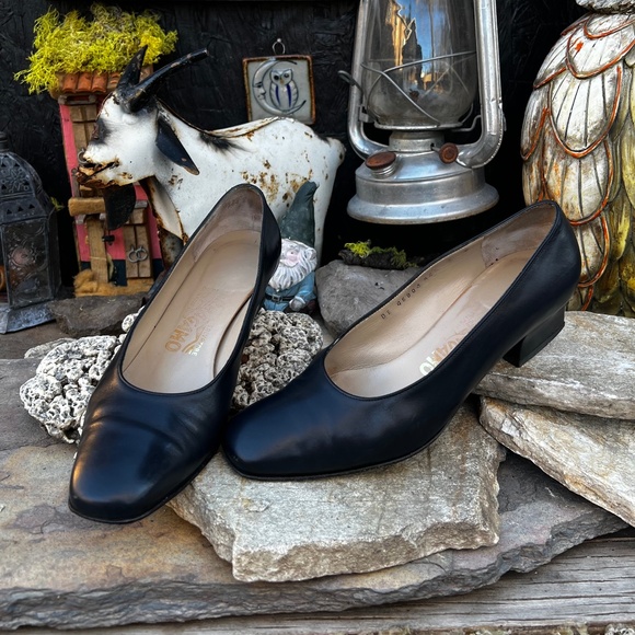 Rare Vintage Salvatore Ferragamo Italy Dark Blue Pumps.